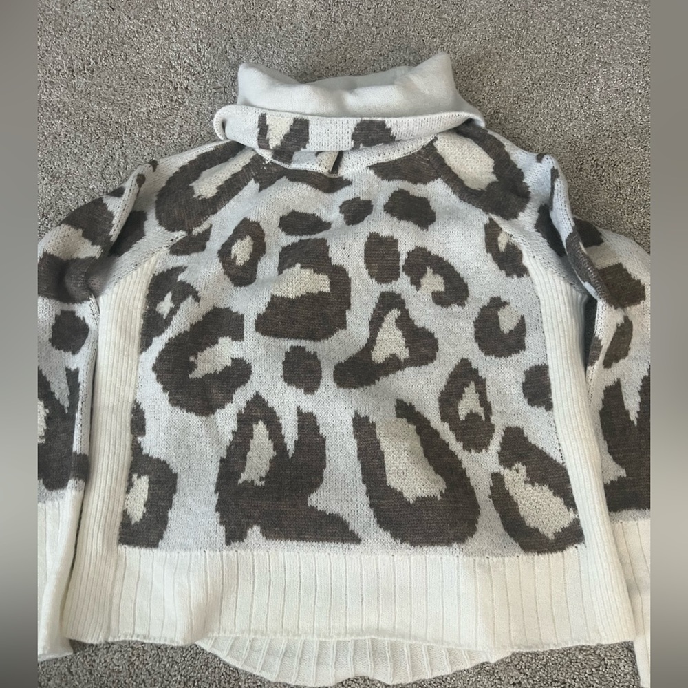 OLIVER O TURTLE NECK ANIMAL PRINT SWEATER